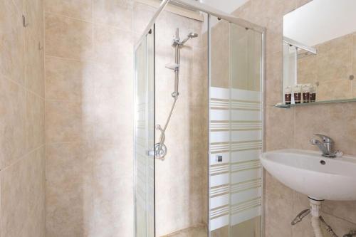 Bilik mandi di Artistic 2BR Apt w Balcony in Florentin Center by Sea N' Rent