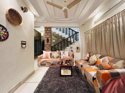 Posezení v ubytování Regal Saphire 5 Bhk Luxury Villa