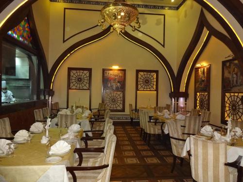 Reštaurácia alebo iné gastronomické zariadenie v ubytovaní Faletti's Hotel Lahore