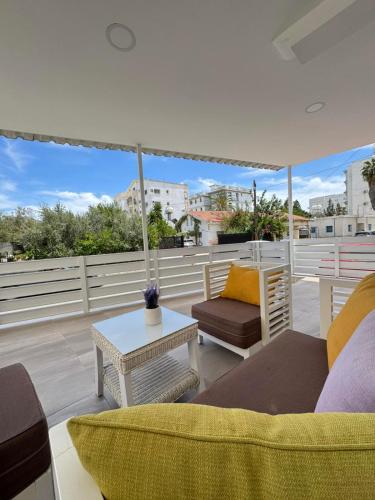 Makenzy Mermaid 2 Bedroom Apartment