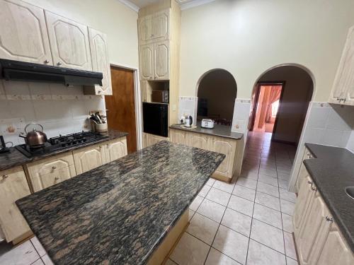 Kuchyň nebo kuchyňský kout v ubytování Bowden Guesthouse