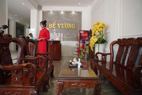 a woman standing in a kitchen in a room at KHÁCH SẠN ĐẾ VƯƠNG in Cao Lãnh