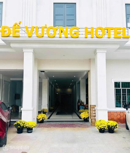 a hotel with a yellow sign on a building at KHÁCH SẠN ĐẾ VƯƠNG in Cao Lãnh