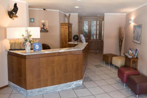 vestíbulo con mostrador y sala de espera en Biker Hotel Al Gallo Forcello en Passo Pramollo