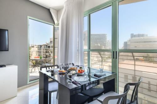 Posezení v ubytování Elegant Sea-View Apartment in the Heart of Tel Aviv with Mamad by Sea N' Rent