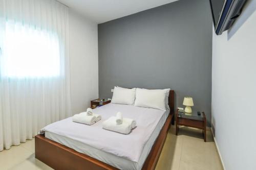 Postel nebo postele na pokoji v ubytování Elegant Sea-View Apartment in the Heart of Tel Aviv with Mamad by Sea N' Rent