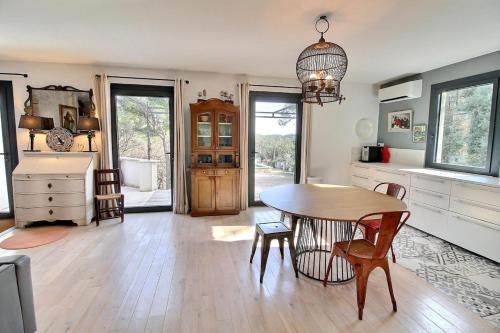 Dapur atau dapur kecil di La maison du Barroux avec vue, calme et piscine