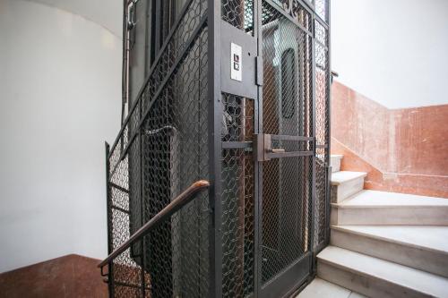 una puerta abierta con escaleras en un edificio en BBarcelona Còrsega Flats, en Barcelona