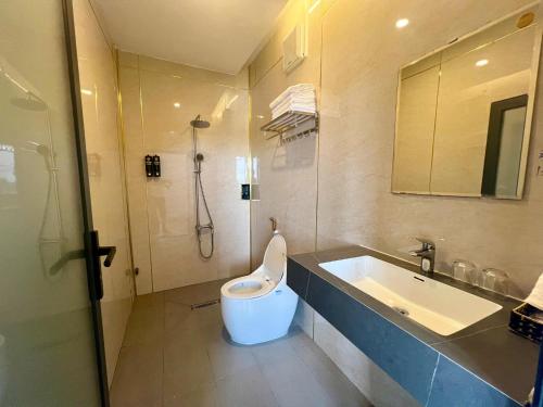 a bathroom with a toilet and a sink and a shower at KHÁCH SẠN ĐẾ VƯƠNG in Cao Lãnh