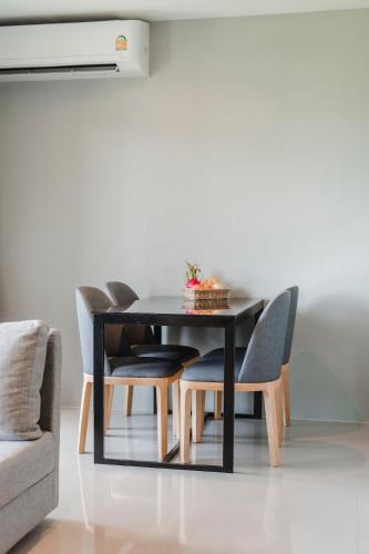 Χώρος καθιστικού στο Stylish Beachfront 2BR Flat