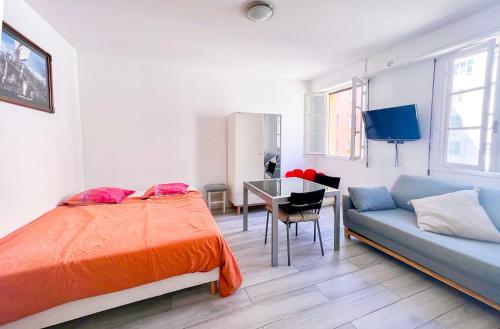une chambre avec un lit, un canapé et une table dans l'établissement beautiful apartment port de nice, à Nice
