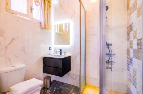 une salle de bain avec toilettes, lavabo et douche dans l'établissement beautiful apartment port de nice, à Nice