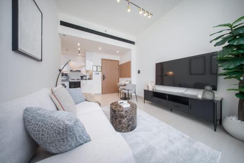 Free housekeeping visits during your stay - StayShort - Skyline View 1-Bedroom Sleeps 4 with balcony