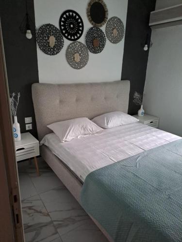 a bedroom with a bed with plates on the wall at aspa2 in Platamonas