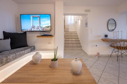 Villa 7Days I Relax with Private Jacuzzi & SeaViewにあるテレビまたはエンターテインメントセンター