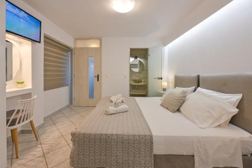 Villa 7Days I Relax with Private Jacuzzi & SeaViewにあるベッド