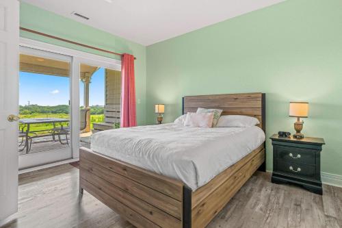 Postel nebo postele na pokoji v ubytování Wicked Fun at Windswept Ridge