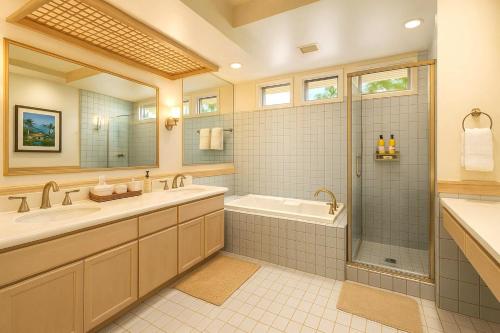 une salle de bain avec deux lavabos, une baignoire et une douche dans l'établissement KBM Resorts FREE CAR Islands at Mauna Lani 2-Bedroom Condo with Multiple Lanais IML-D3, à Waikoloa