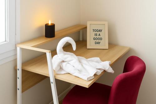 une pièce avec une étagère avec un cygne dessus dans l'établissement Versailles chic et cosy, à Versailles