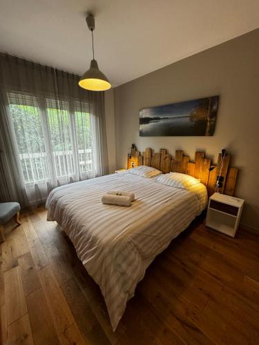 une chambre avec un grand lit avec deux serviettes dessus dans l'établissement Appartement Spacieux à Bron - 30' Groupama Stadium, à Bron