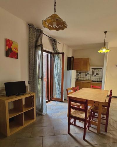 a kitchen and dining room with a table and chairs at Residence i tre mulini in Garigliano
