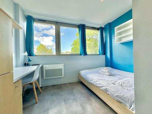 ein Schlafzimmer mit einem Bett, einem Schreibtisch und Fenstern in der Unterkunft Studio 65 Rénové et Équipé - Nancy Brabois proche CHRU,CESI,FAC in Vandoeuvre-lès-Nancy
