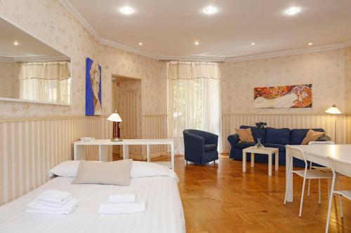 sypialnia z łóżkiem i salonem w obiekcie Apartment Felice w Rzymie