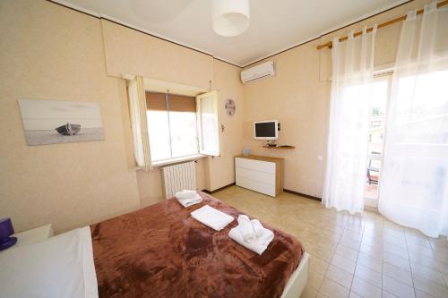 a bedroom with a bed with towels on it at Da Piero e Gina in Palidoro