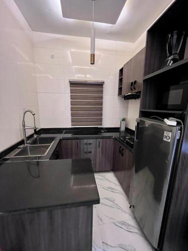 Cuisine ou kitchenette dans l'établissement Royz Apartment