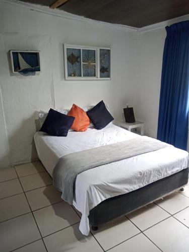Eagles Nest hostel plus self catering private unitsにあるベッド