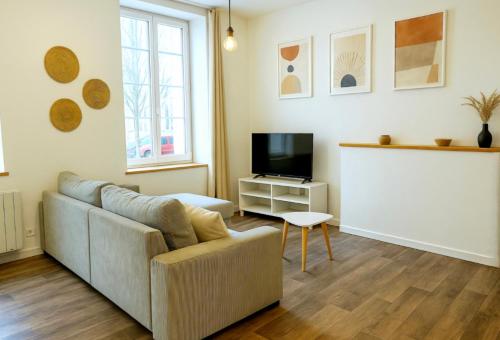 un salon avec un canapé et une télévision dans l'établissement Logement proche Hypercentre CAEN, à Caen