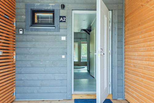 a door leading into a house with a hallway at Lomahuoneisto Himoksen Alppirinne in Jämsä