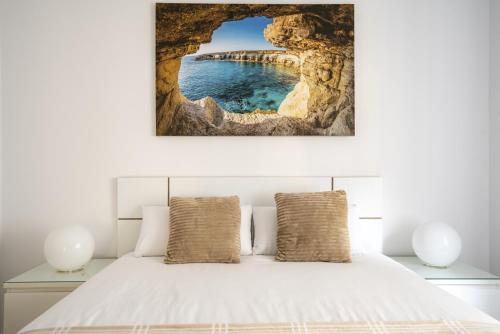 Un dormitorio con una cama con vista al mar. en Apartment Atalaya in the center, en Santander