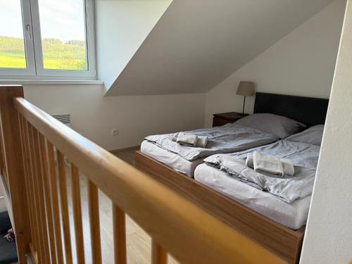 Posteľ alebo postele v izbe v ubytovaní Rodinný mezonetový apartmán Větrák