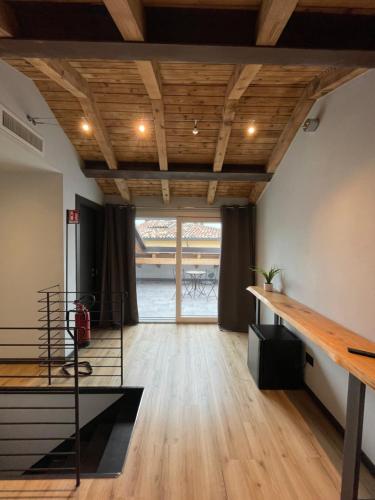 a room with a wooden ceiling and a table at I Bastioni Rooms in Peschiera del Garda