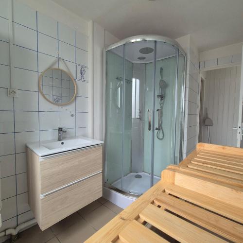 une salle de bain avec douche et lavabo dans l'établissement Centre de Vacances CPCV Normandie à 50 metres de la plage de Houlgate, à Houlgate