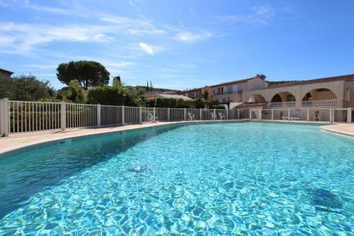 une grande piscine avec de l'eau bleue dans l'établissement Nouveau-Maison Yuccas, à Saint-Tropez