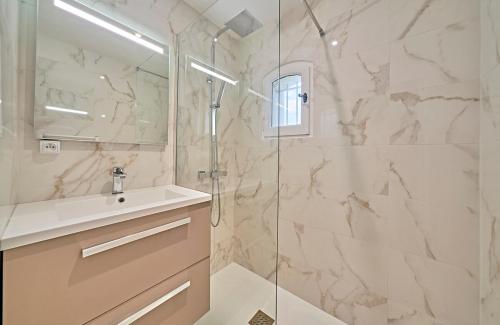 une salle de bain avec une douche, un lavabo et un miroir dans l'établissement Nouveau-Maison Yuccas, à Saint-Tropez