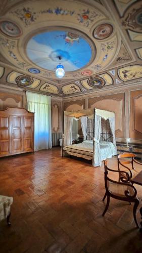 a bedroom with a bed and a ceiling at Castello Bonaccorsi in Sabina in Castel San Pietro
