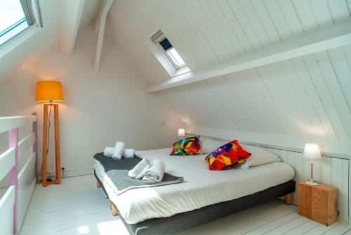 une chambre avec un lit dans un grenier dans l'établissement Holen Mor - Proche de la plage, à Carnac