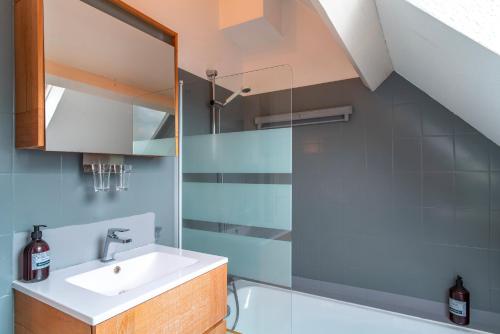 une salle de bain avec un lavabo et une douche dans l'établissement Holen Mor - Proche de la plage, à Carnac