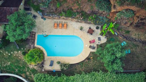 - une vue sur la piscine dans la cour dans l'établissement Les nuitées de larlesienne, à Saint-Michel-Loubéjou