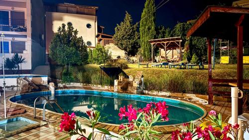 Bazén v ubytování Guest House Evin Rai nebo v jeho okolí