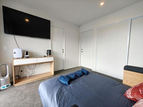 Katil atau katil-katil dalam bilik di Luxury 3 Bed Townhouse By Hagley Park With Garage