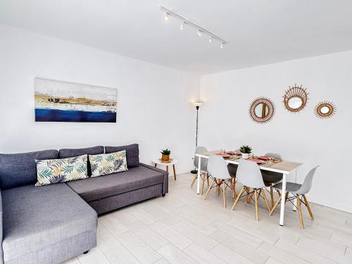 a living room with a couch and a table at NUEVO, a 70 metros de la playa y con vistas al mar in Cullera