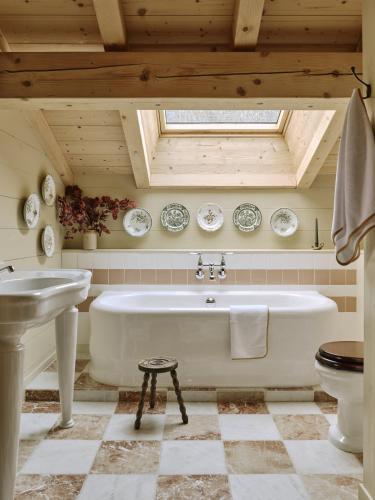 une salle de bain avec une baignoire blanche et un lavabo dans l'établissement Chalet Sarcleret, à Morzine