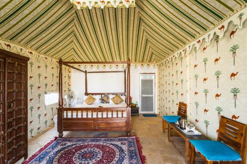 斋沙默尔Sky Desert Safari Camp Jaisalmer的壁纸客房内的一间卧室配有一张床