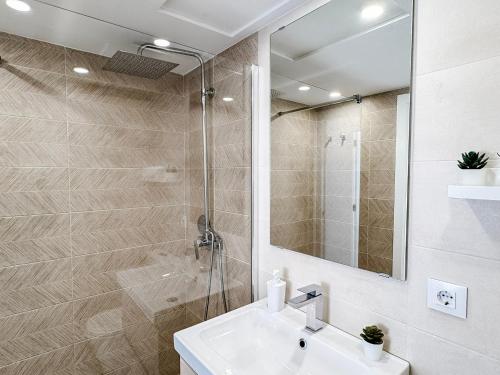 a bathroom with a sink and a shower at NUEVO, a 70 metros de la playa y con vistas al mar in Cullera