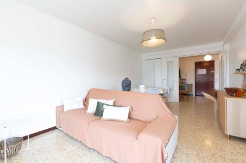 Posezení v ubytování Center of Antibes spacious two-bedroom apartment with terrace and AC