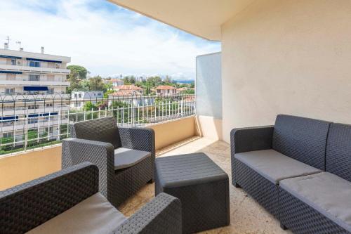 Posezení v ubytování Center of Antibes spacious two-bedroom apartment with terrace and AC